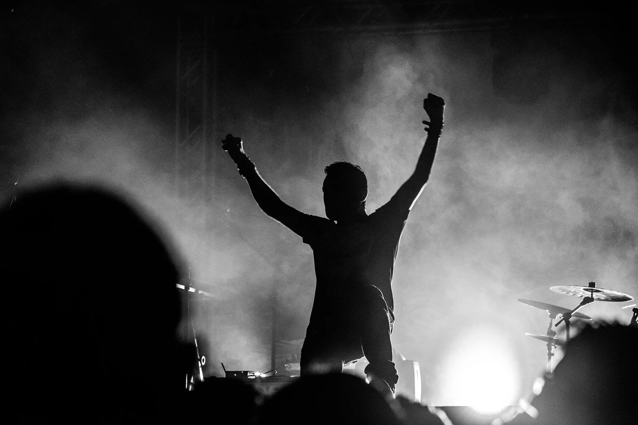 Rock vocal. Рок вокал. Девушка поет в микрофон. Рок музыканты на сцене. Рок картинки.