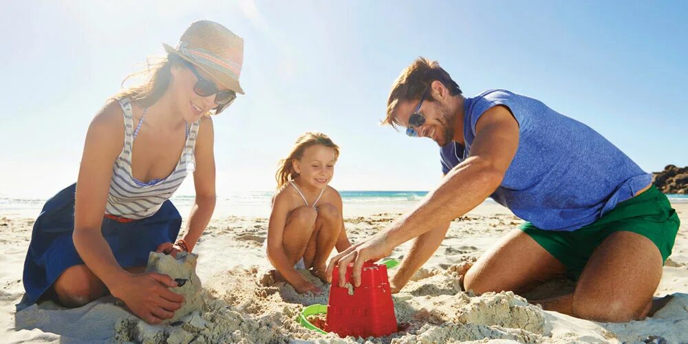 С родителями на пляже. Девчонки с родителями на пляже. Семья на море песочный замок.
