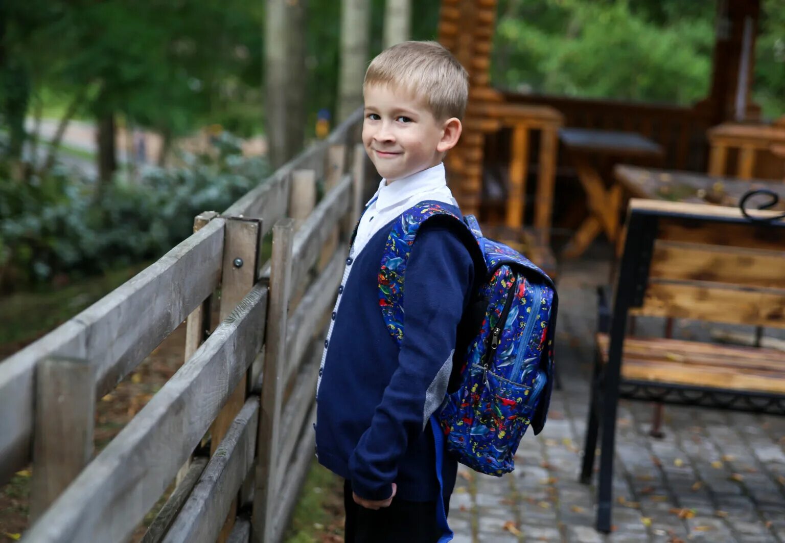 Дети идут в школу. Дети идут в школу. Первоклассники в школе. Первоклашки на линейке. Школьники 1 сентября.