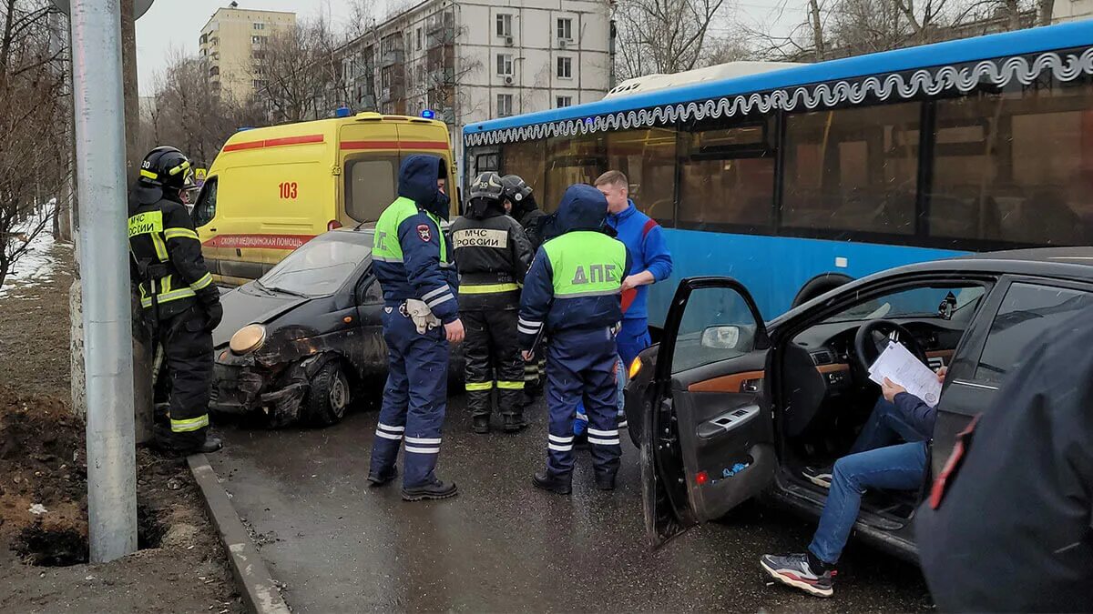 Дтп на зубовском бульваре в москве. Дтп с автобусом в москве сегодня. Дтп на зубовском бульваре 24 июня 2022. Дтп на кутузовском проспекте. Дорожно-транспортное происшествие.