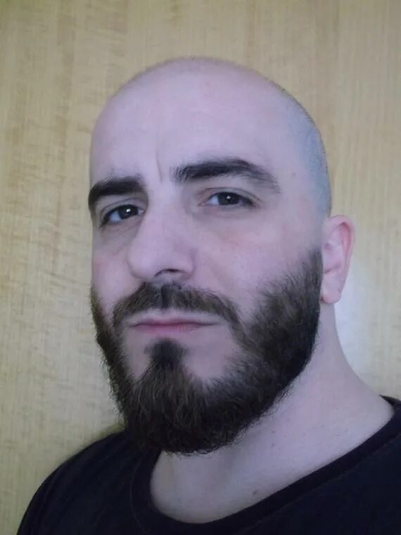 кавказец с бородой. лысый армянин. кавказец с бородой. герман хейри. лысый мужчина с бородкой.