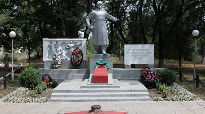 Кочубеевская централизованная клубная система, дом культуры, ул. Октябрьской Рев