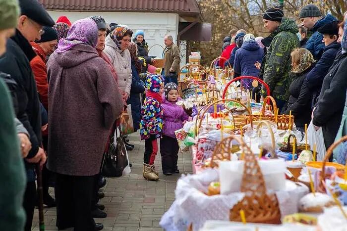 Воскресная ярмарка интернет. Демьяновская Церковь Клин освящение куличей 2023. Храм Реутов освящение куличей. Успенский храм город Богородицк освищение куличей. Освящение куличей в храме Иоакима и Анны в Можайске.