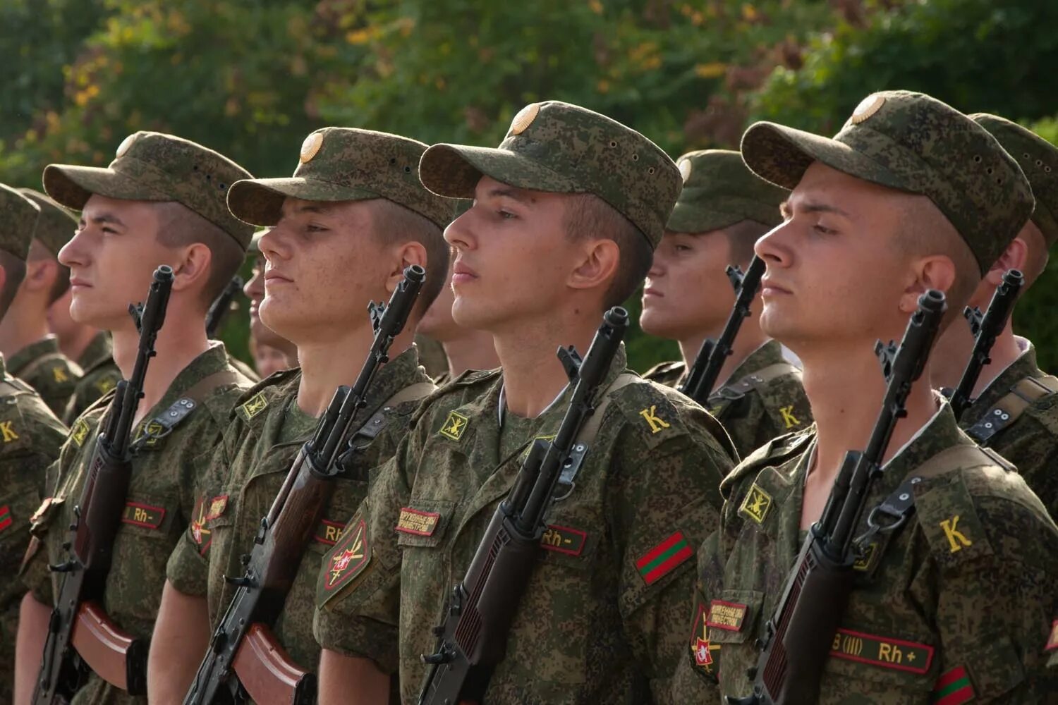 Приняли военно. Курсанты военных вузов. Курсант военного института. Кубсаты. Российская армия и курсанты.