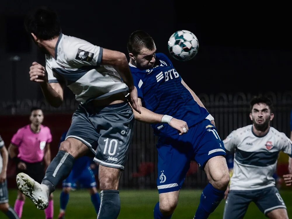 Локомотив 2 тбилиси. Локомотив тбилиси динамо москва. фк локомотив тбилиси. локомотив тбилиси футбольный клуб эмблема. сурен акопов локомотив тбилиси.