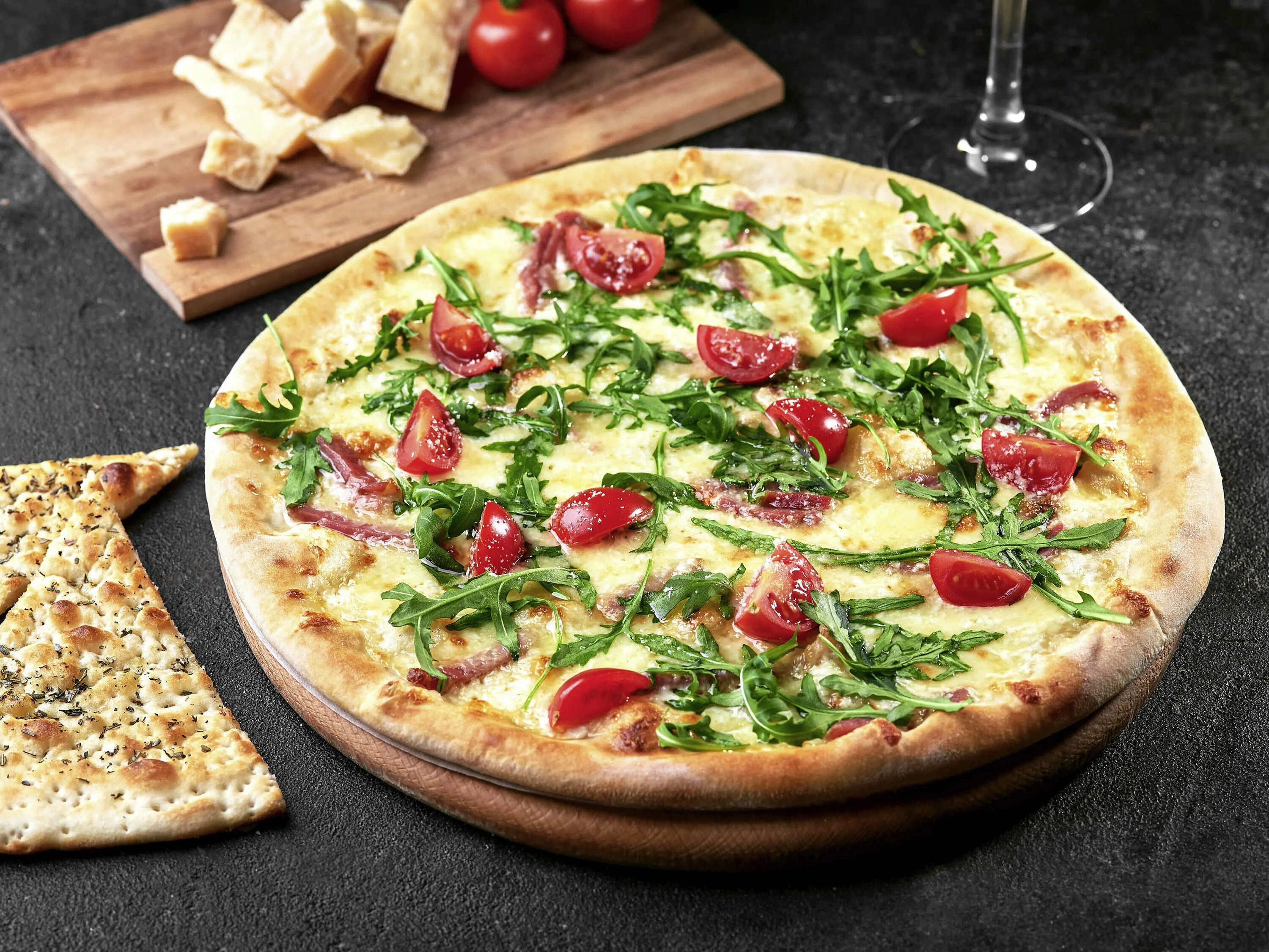 Пиццерия возле. Летняя пицца. Пицца с томатами. Итальянская кухня. Пицца с помидорами и сыром.