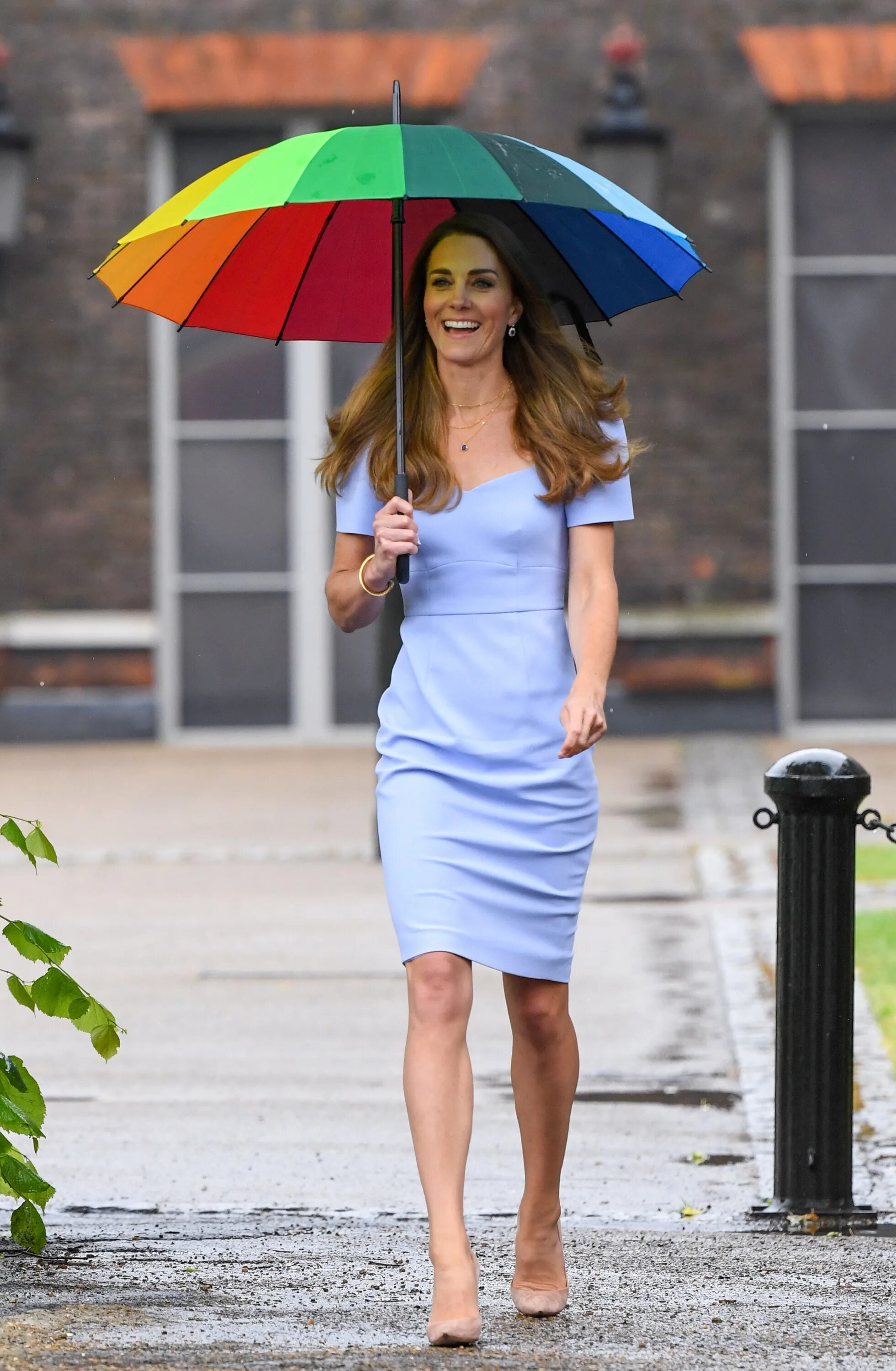 Umbrella dress. Кейт Миддлтон и Радужный зонт. Платье зонт. Желтое платье и зонт. Платье зонт жилищного цвета.