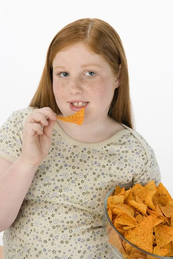 Толстая девочка 11. Толстый ребенок с чипсами. Толстая девушка с чипсами. Девочка ест чипсы. Толстая девочка ест.