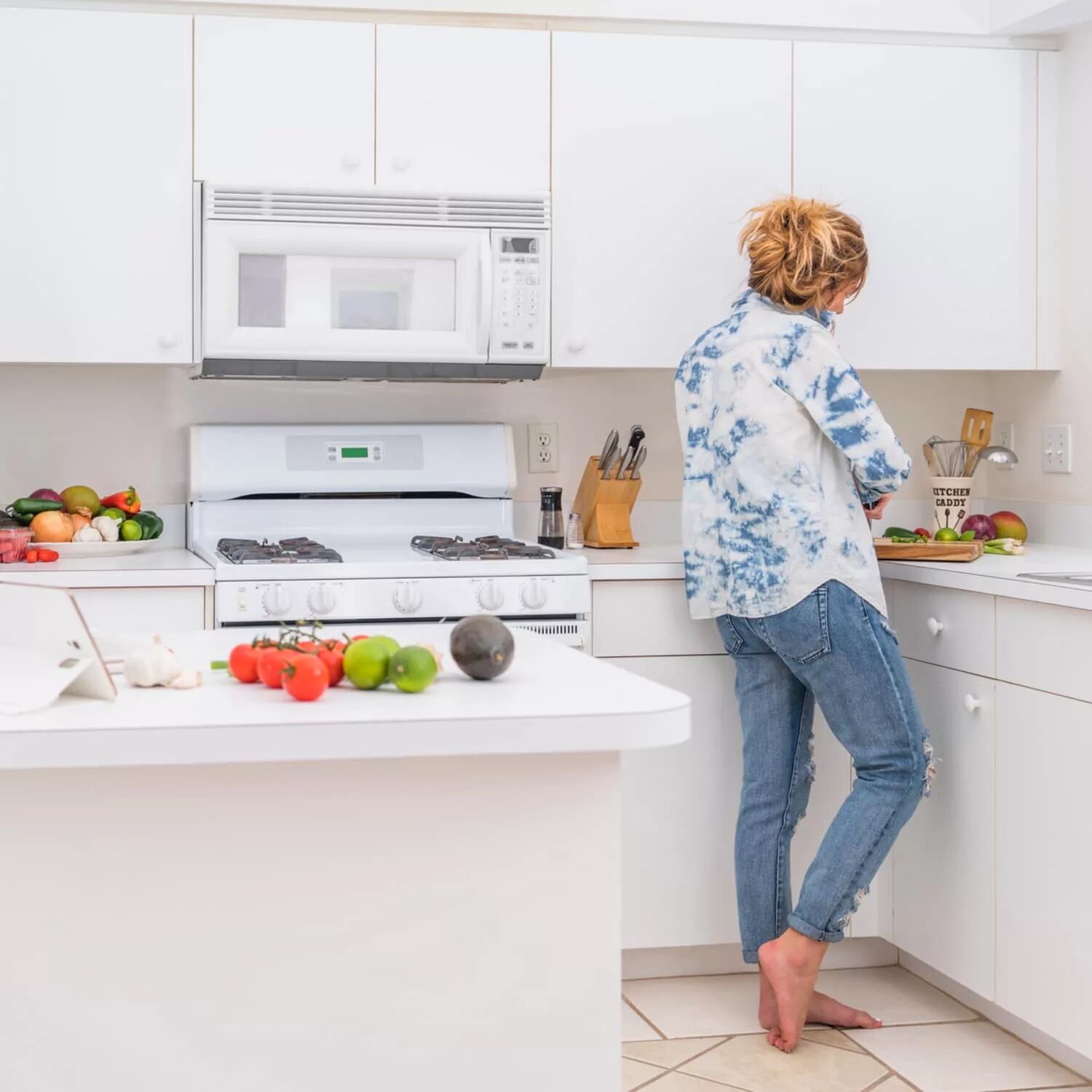 Leave the kitchen. Kitchen Cooking. Cooking in the Kitchen. Uzbek Cooker in the Kitchen. Cooker woman back view.