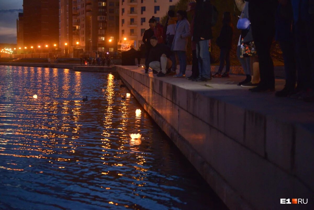 В пруд запустили. Отражение города с огнями в воде. красногвардейские пруды водные фонарики.