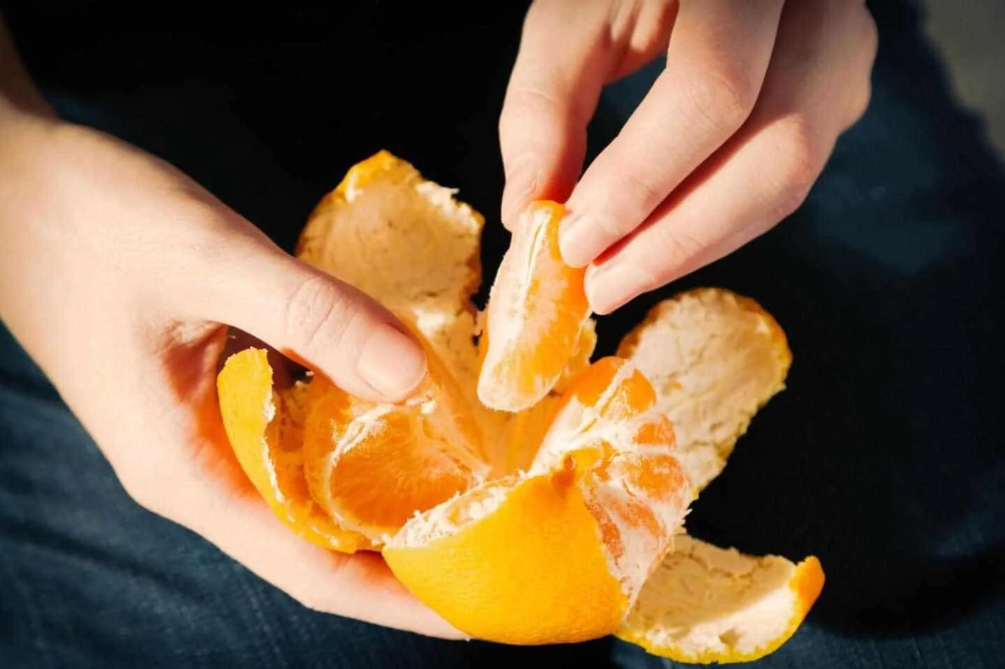 Мандарины при беременности. Мандарин. Очищенный апельсин. Почищенный мандарин. Апельсин в руке.