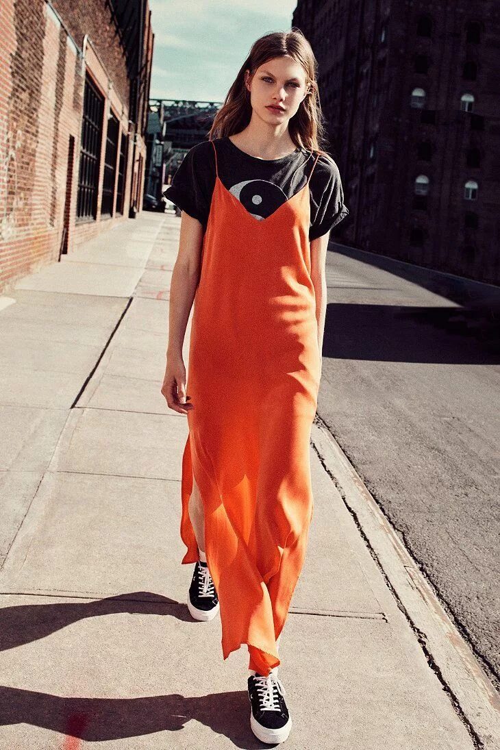 Под длинными футболками. Платье комбинация стрит стайл 2020. Черно оранжевое платье. Футболка поверх платья. Оранжевый сарафан длинный.