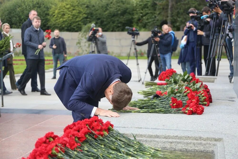 Мемориал на Пискаревском кладбище в Санкт-Петербурге. Мемориал на Пискаревском кладбище. Пискаревское кладбище блокада Ленинграда. Пискарёвское мемориальное кладбище вечный огонь.