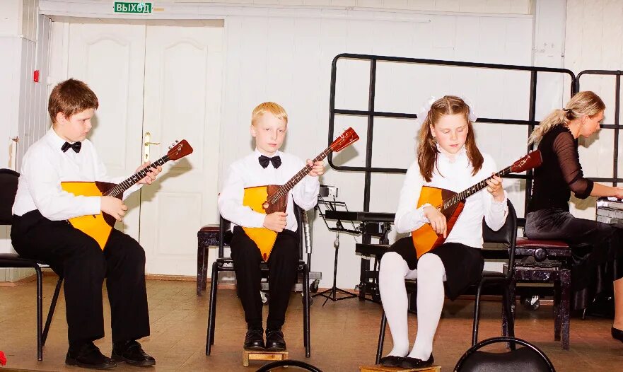 класс балалайки в музыкальной школе. музыкальная школа урок балалайки. трио народных инструментов. музыкальная школа белореченск. новые имена в москве.