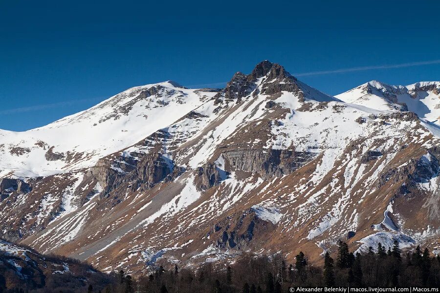 Снежные горы испании. Гора на букву ю. Перу горы снежные. Гора буква гуамка. Маттерхорн черно белая.
