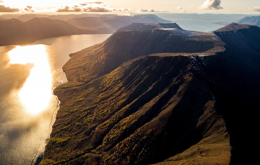 Венесуэла плато рорайма. Полуостров таймыр плато путорана. Гора камень на плато путорана. Средне себирьское плоскогорье. Плато кутарами.
