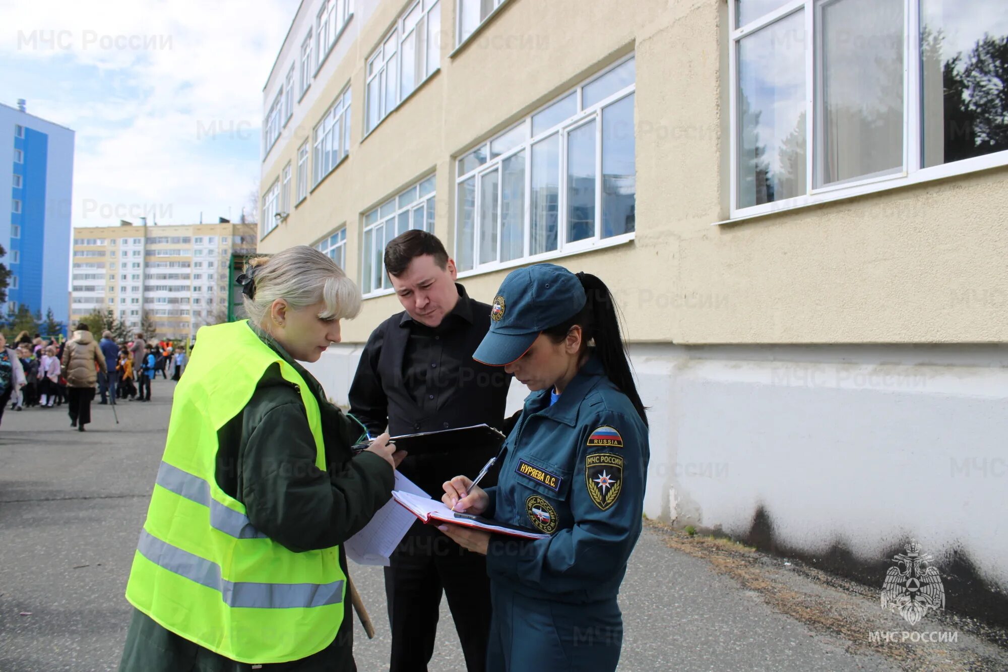 Учебная пожарная тревога в школе. Учебная пожарная тревога в детском саду.. Пожарный МЧС. Эвакуация в школе. Пожарная тревога эвакуация