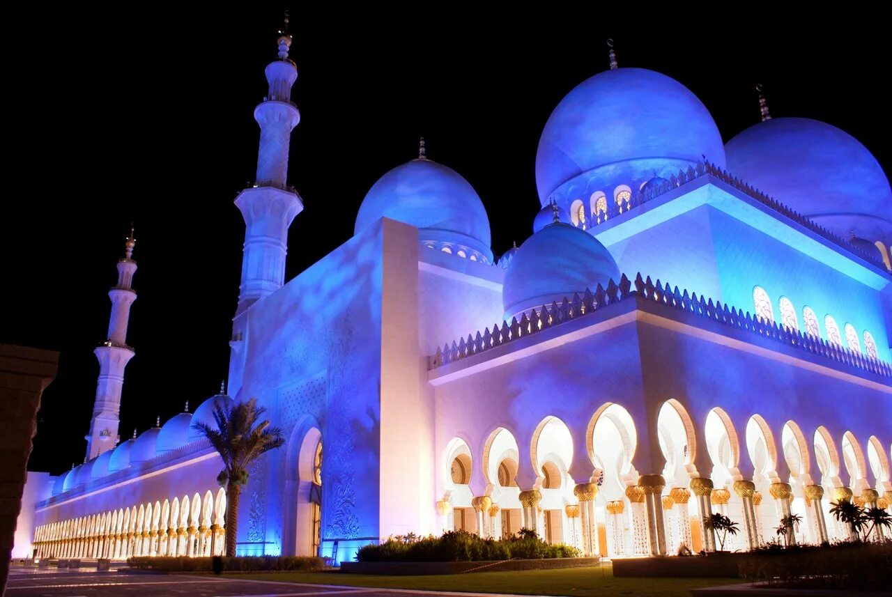Фото мечите. Мечеть шейха Зайда Абу-Даби. Мечеть Абу Даби ночью. Мечеть в Дубае Абу Даби. Мечеть шейха Зайда ночью.