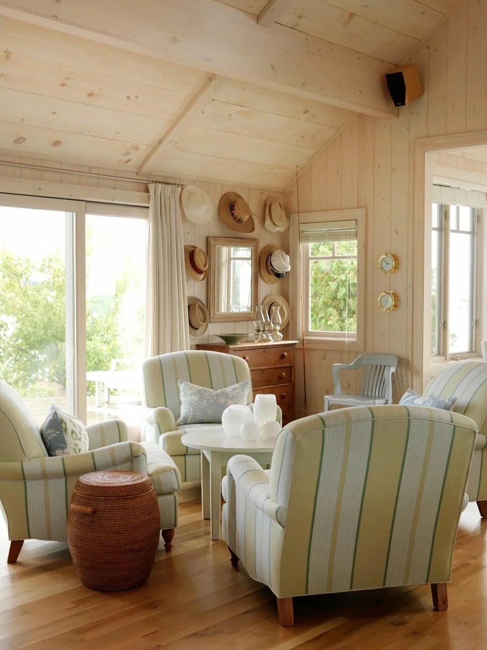 Деревянный дом без потолка. Потолок в дачном домике. Отделка потолка на даче. Потолок в дачном домике. Деревянный потолок на даче.