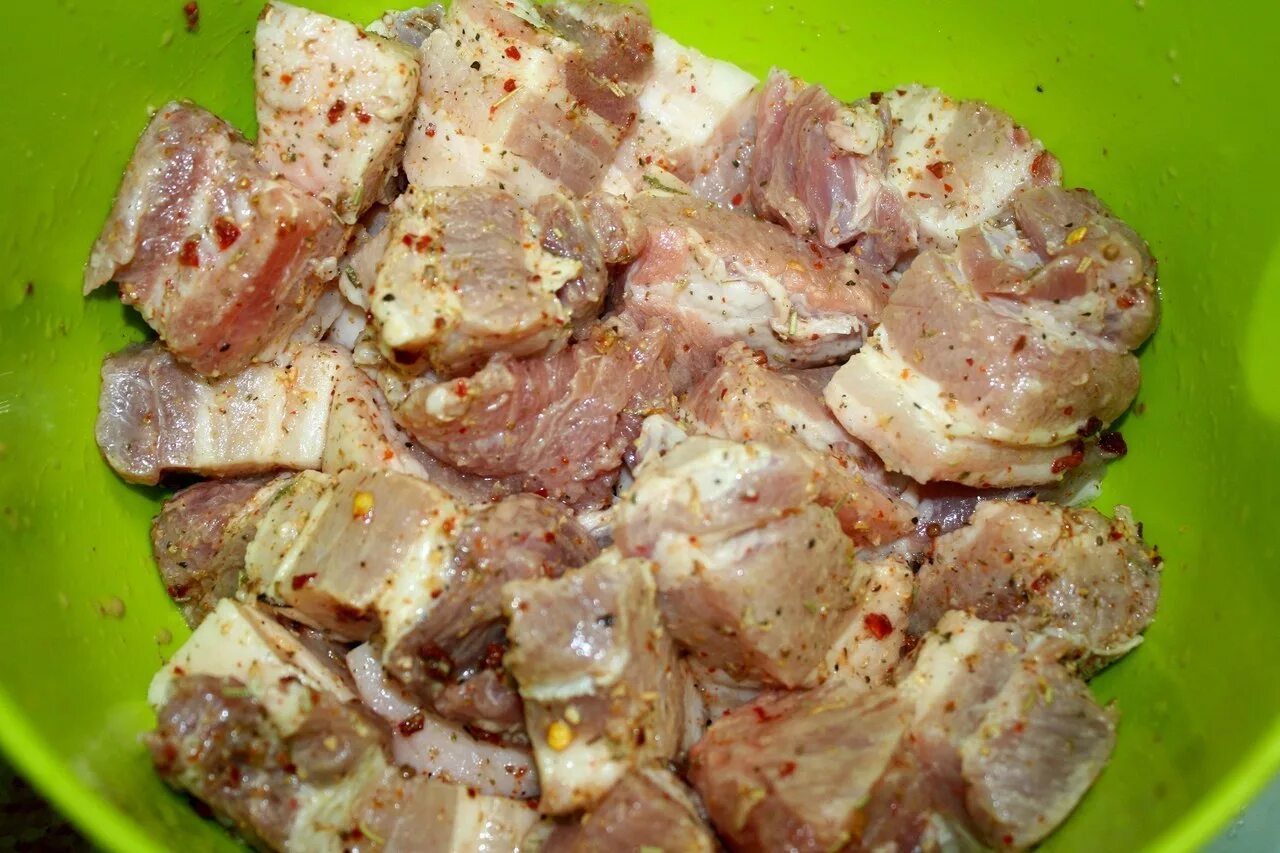 Как пожарить шашлык в духовке из свинины. Мясо на луковой подушке в рукаве. шашлык на луковой подушке. шашлык в духовке из свинины в рукаве на луковой подушке. шашлык из свинины на луковой подушке в духовке.