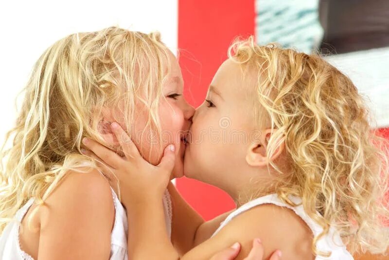 Маленькие девочки целуются друг с другом. Дети облизывают друг друга. Девочка другую девочку целует в губы. Кисс Литтл герлз. Целуются и лижут друг друга