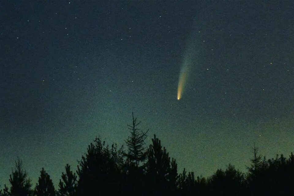 Когда можно увидеть комету в москве. Комета над Иркутском. Комета Нисимура. Комета 13. Комета в небе.