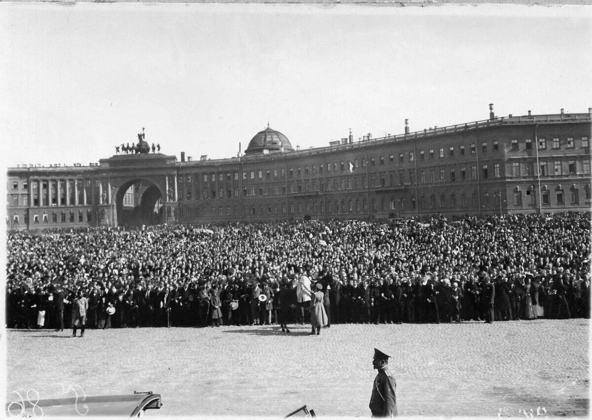 Манифестация на Дворцовой площади 1914. Дворцовая площадь объявление войны 1914.