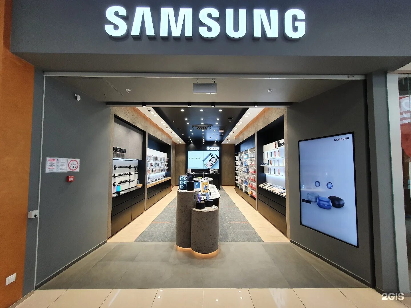 Samsung shop. Фирменный магазин самсунг. Samsung Galaxy Store. Магазин Samsung Galaxy Store.