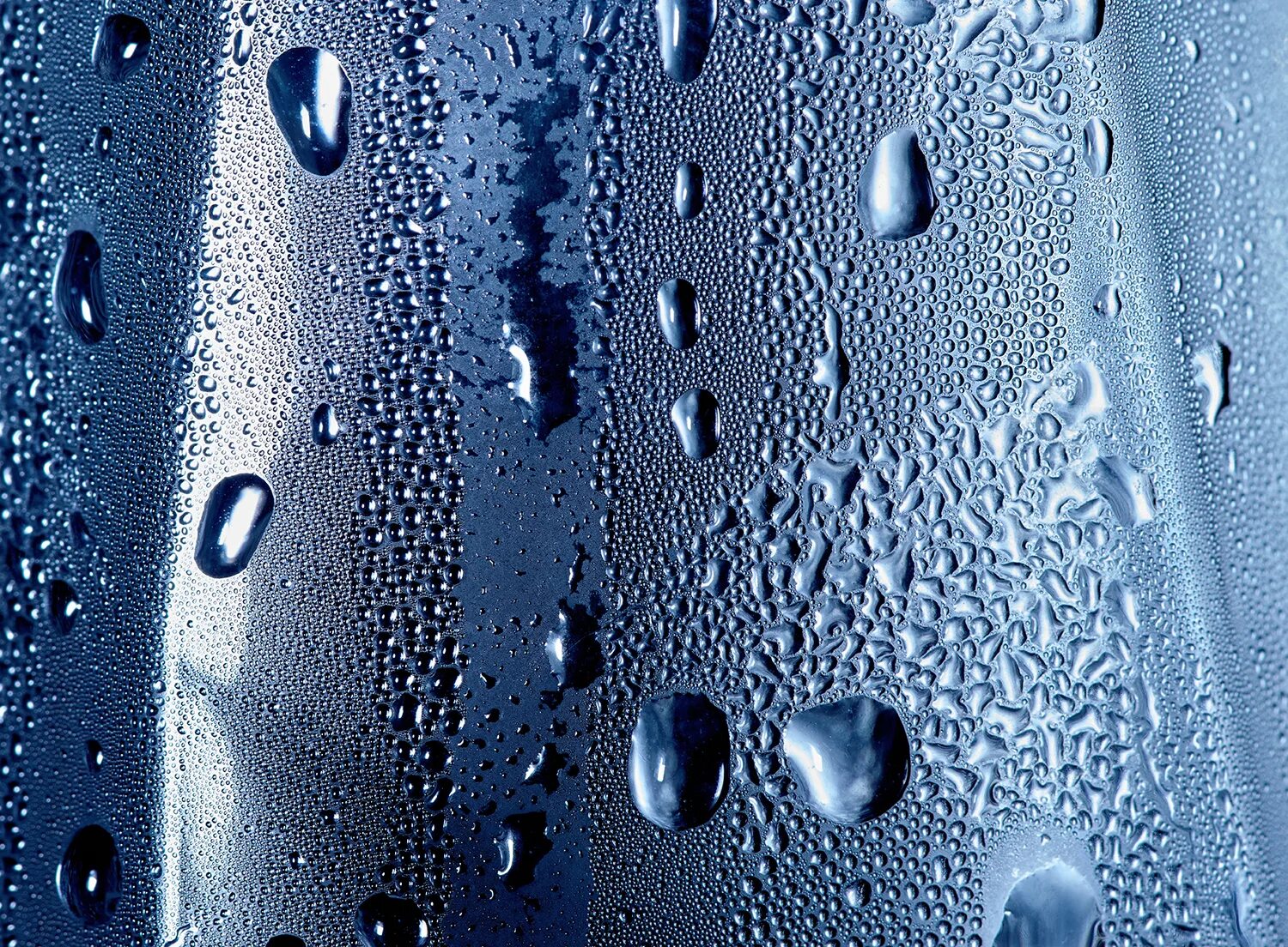 Конденсат на пластиковых окнах. Конденсат. Насыщенный конденсат. Насыщенный конденсат. Запотевшие пластиковые окна.