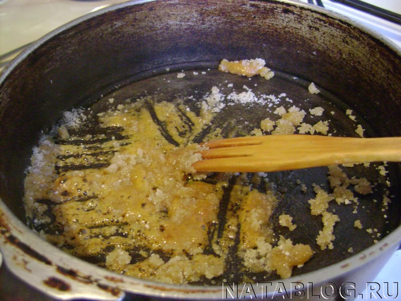 Соль на сковородке. Соль прокалили. Сковорода обжарки семян. Прокалить сковороду с солью. Жареная соль.