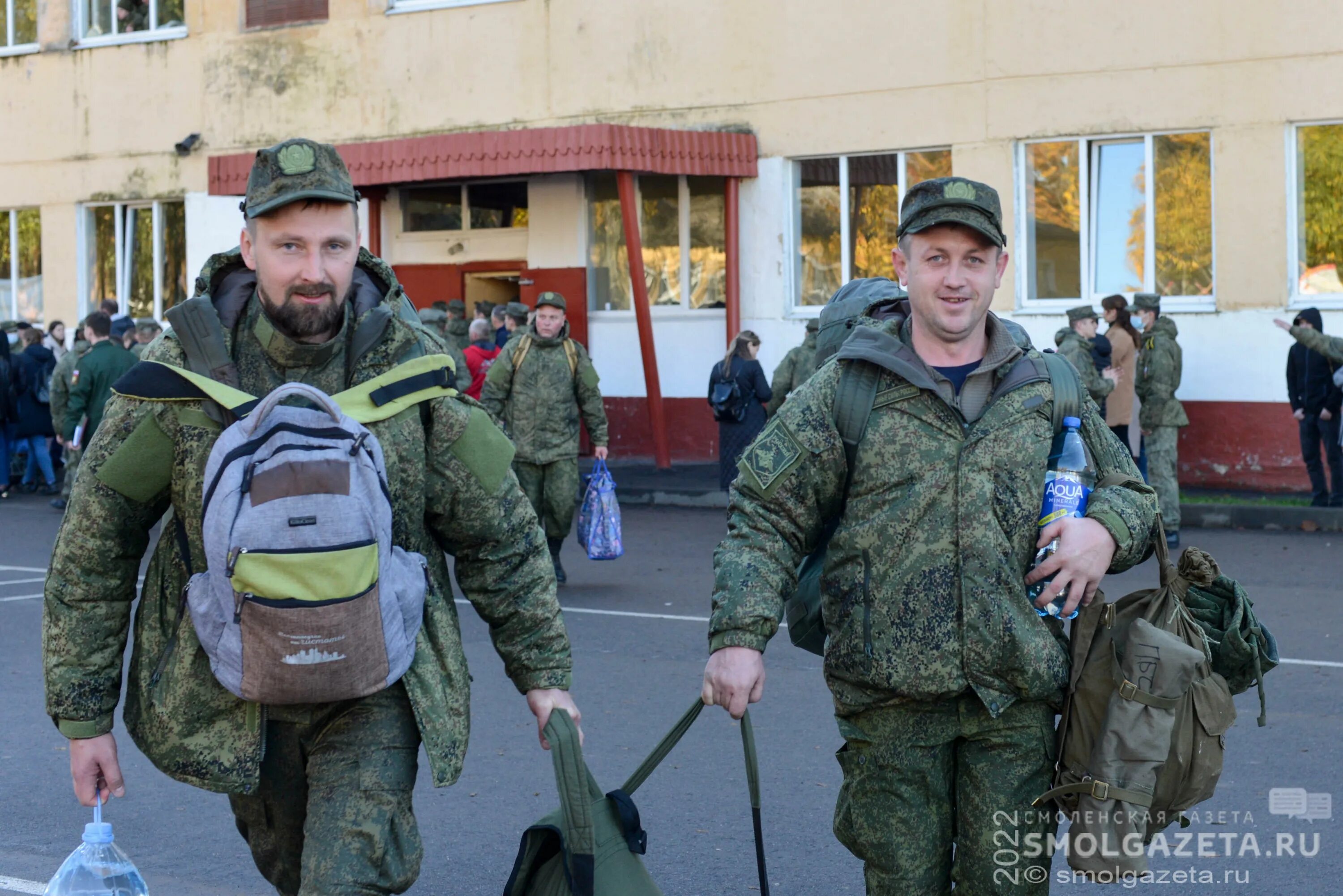 Участники сво смоленск. Мобилизованные в зоне сво. Мобилизация обнимаются. Мобилизованные Смоленск. Мобилизанты в зоне сво.