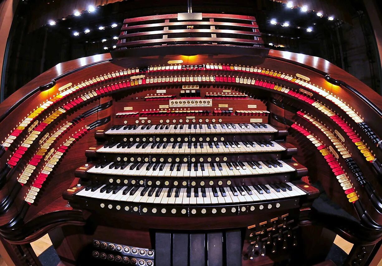 Музыкальные инструменты на сцене. Музыкальные инструменты театра. Орган музыкальный инструмент. Орган музыкальный инструмент арт. Орган в оперном театре сиднея.