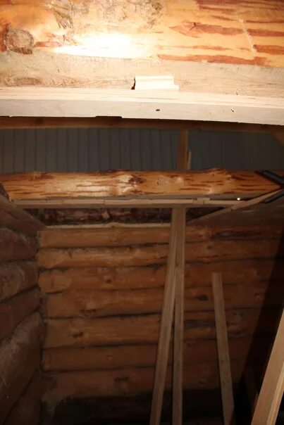 Вентиляция в предбаннике на потолке. Смола в парилке. Вытяжка в предбаннике. Отделка потолка в бане. Вытяжка в предбаннике.