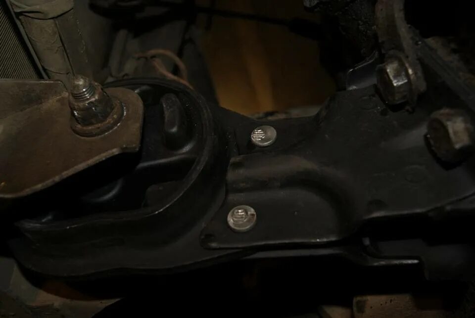 Как поменять переднюю подушку. Подушка двигателя ваз 2109. Передняя подушка двс тойота карина. Как поменять переднюю подушку. Передняя подушка карина е замена.