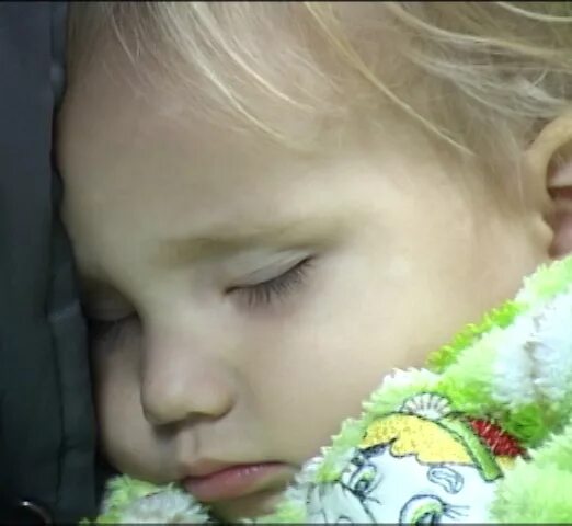 скромный ребенок. мама с ребёнком в новороссийске. мама полицейский с ребенком. дети играют в прятки. девочка ищет маму.