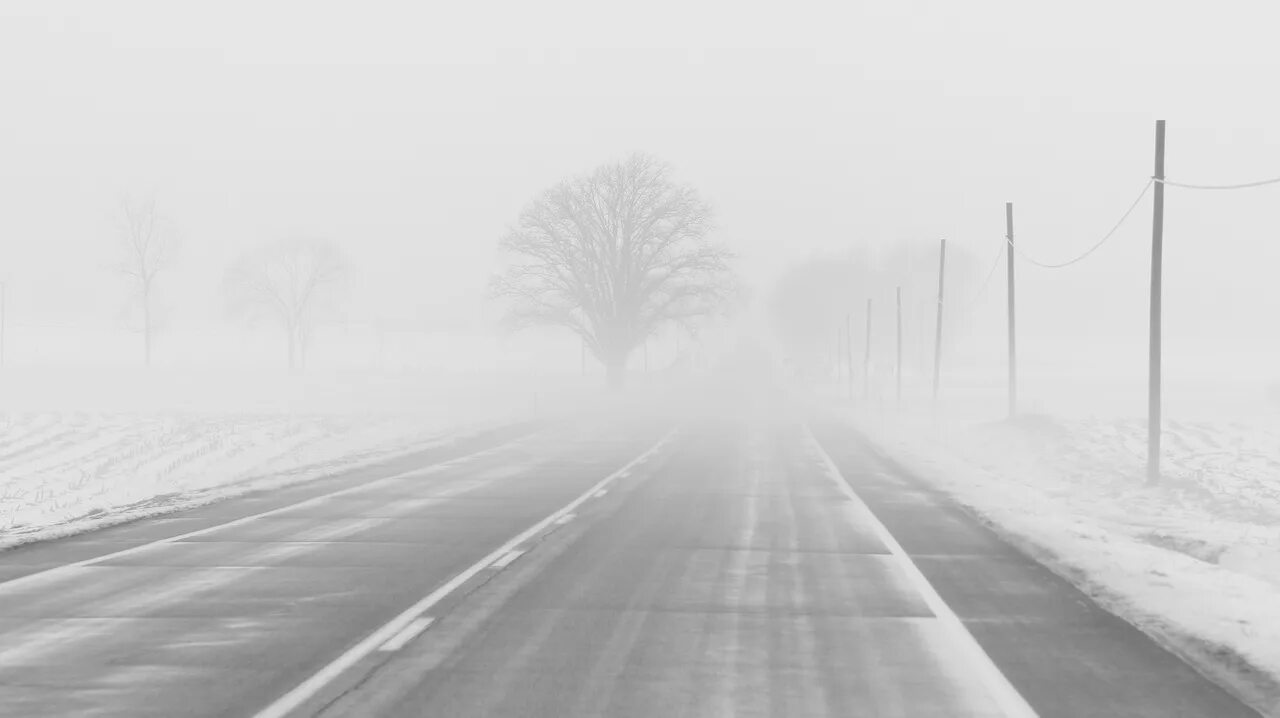 Штормовое предупреждение. Туман и гололед. Туман и гололед. Мокрая дорога. Туман на трассе.