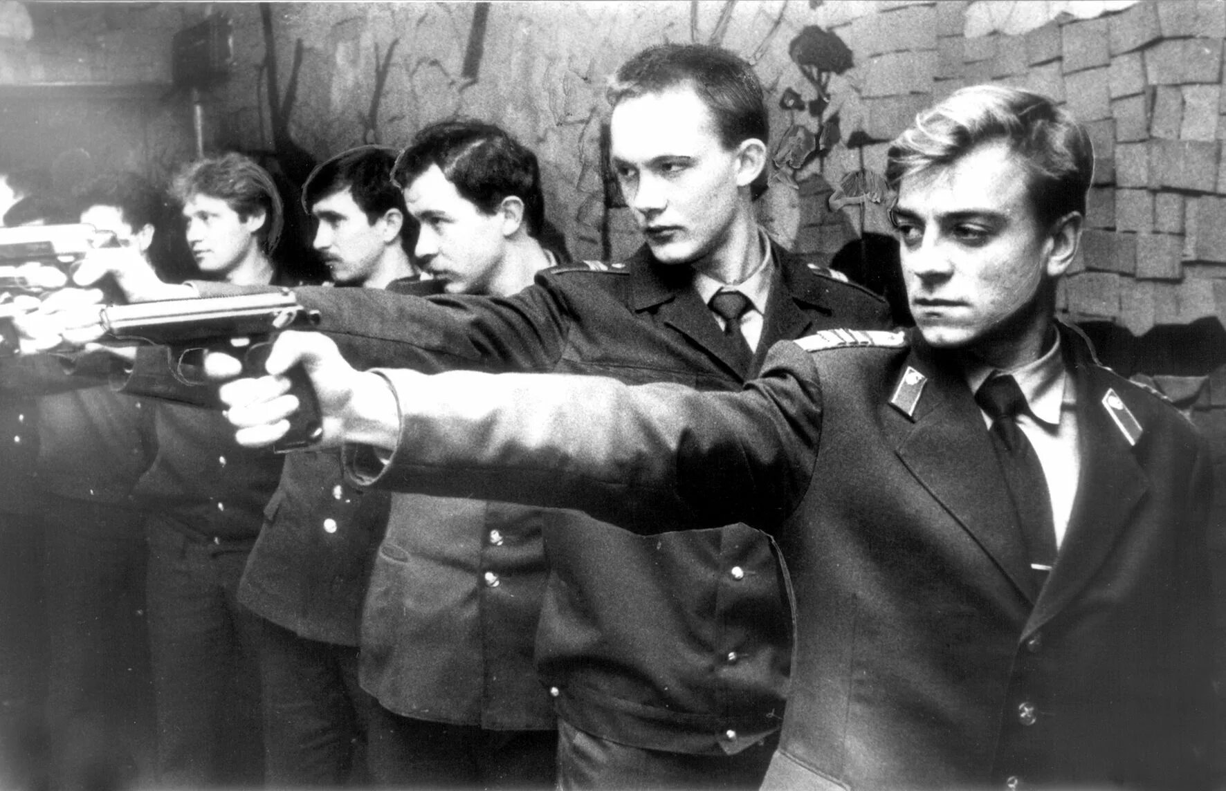 Группа расстреляла. Расстрел солдат р ф французами. Гангстеры 30-х годов аль капоне. Комсомольцы подпольщики в гатчине. Угледар всу расстреляли медиков.