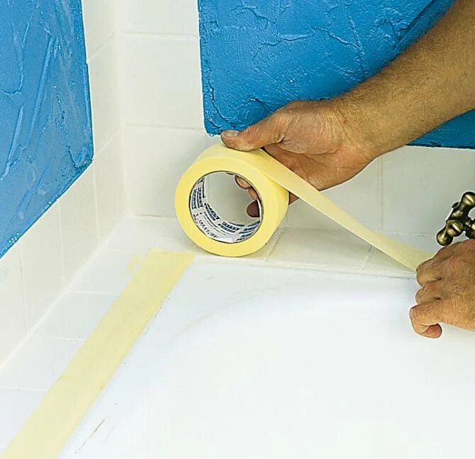 Покраска плитки в ванной комнате своими. Покраска старой плитки в ванной. Покрасить старую плитку в ванной. Покрасить ванну.