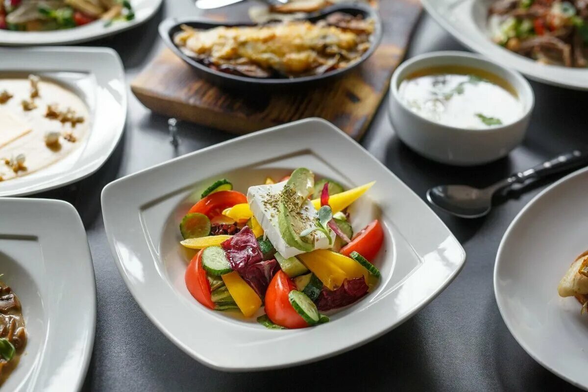 Завтрак в столовой. Обед в ресторане. Бизнес ланч картошка с курицей. Покушать бизнес ланч. Вкусный бизнес ланч.