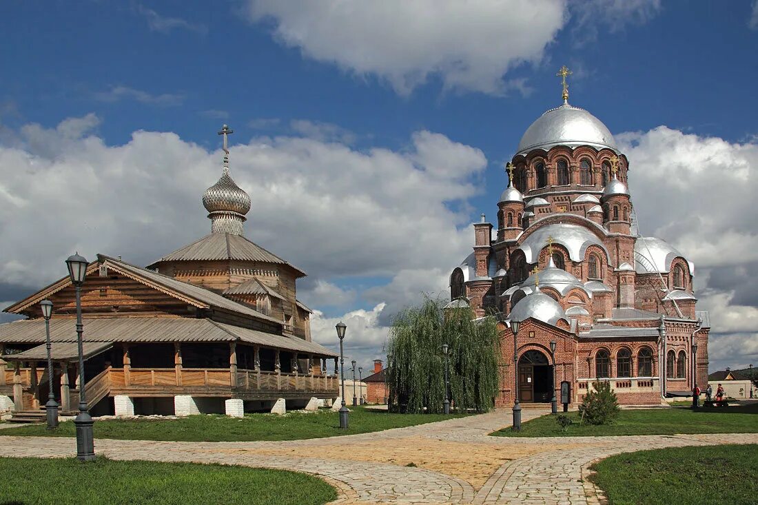 Свияжск церковь. Свияжск остров-град. Иоанно-Предтеченский монастырь остров град Свияжск. Остров град Свияжск церкви.