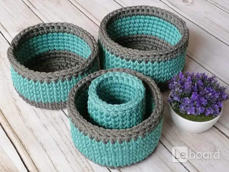 Корзины из полиэфирного шнура крючком с деревянным. Вязаные корзины. корзины из трикотажной пряжи. корзина из полиэфирного шнура. полиэфирный шнур корзинка.