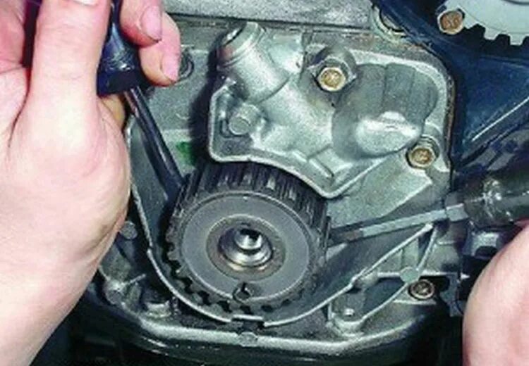 Метки шкив коленвала 2114. Как снять шкив коленвала 2112. Как снять шкив коленвала 2112. На 2112 шестерня шкива коленвала. Шкив коленвала 2114.