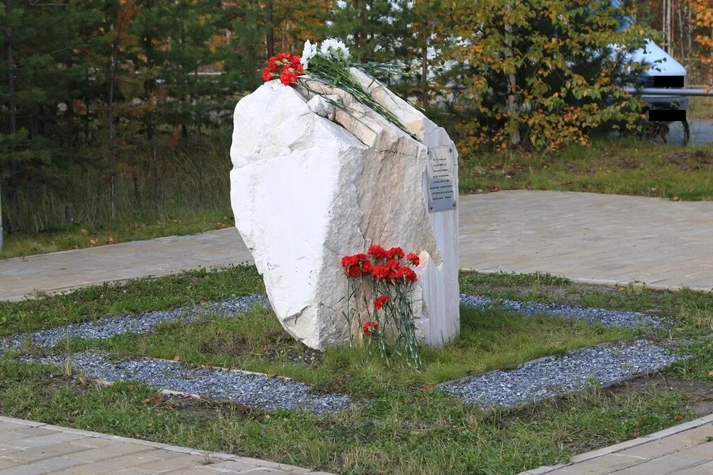 Памятный знак в честь 100 летия. Памятный знак. Мемориальный знак. Памятные места. Камень памятный знак.