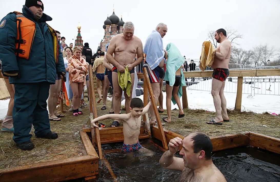 Измайловский Кремль купель. Крещенские купания. Купание в проруби на крещение. Купель на крещение. Надо искупаться