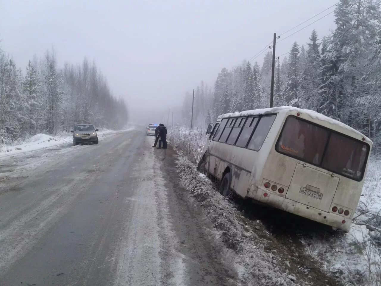 Автобус съехал в санкт петербурге. Автобус карелия. пазики в кювете зимой. автобус костомукша вокнаволок. маршрутка в карелии.