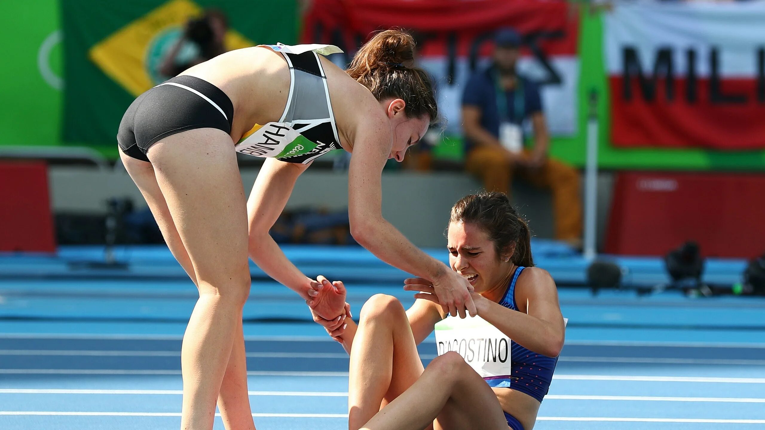 Спортсмены помогают друг другу. Бегунья на финише. Самые трогательные моменты в спорте. Легкая атлетика женщины фото. Sports reports