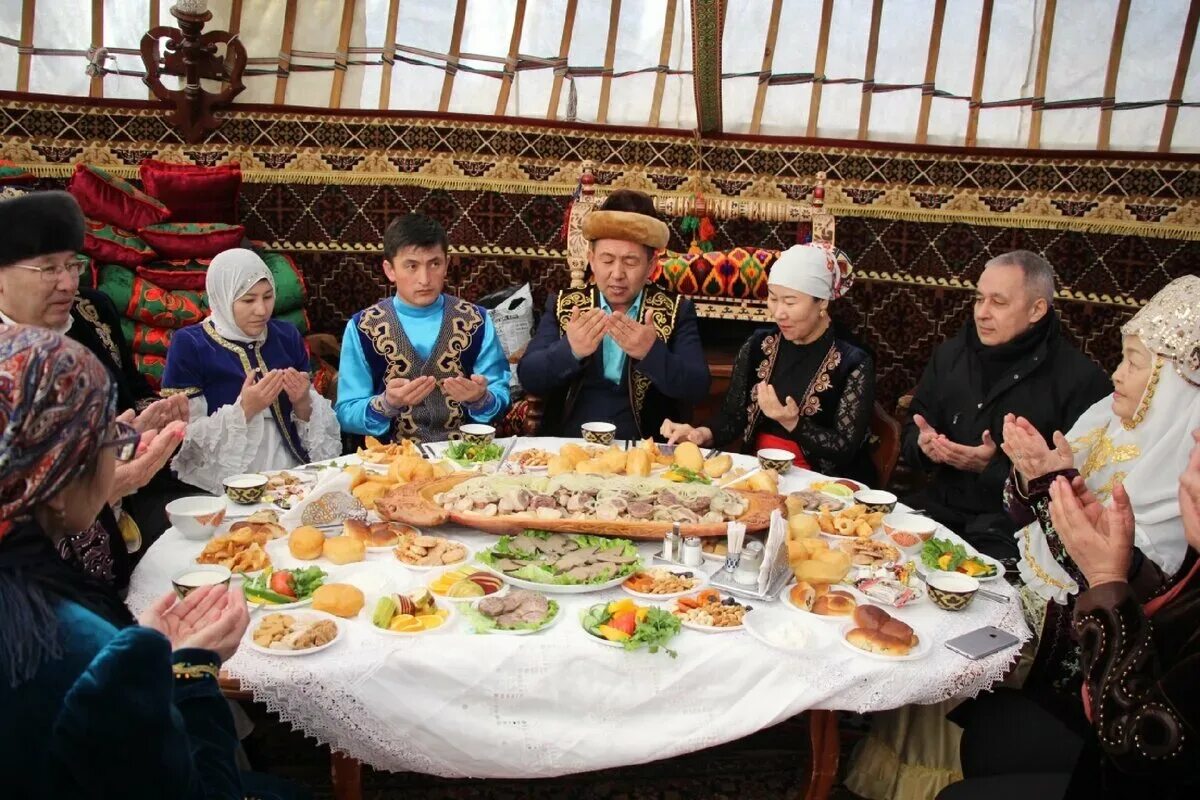 Kazakh traditions. Дастархан бата на казахском. Казахский дастархан традиция казахского народа. Ерулік казахская традиция. Традиция дастархан казахская традиция.