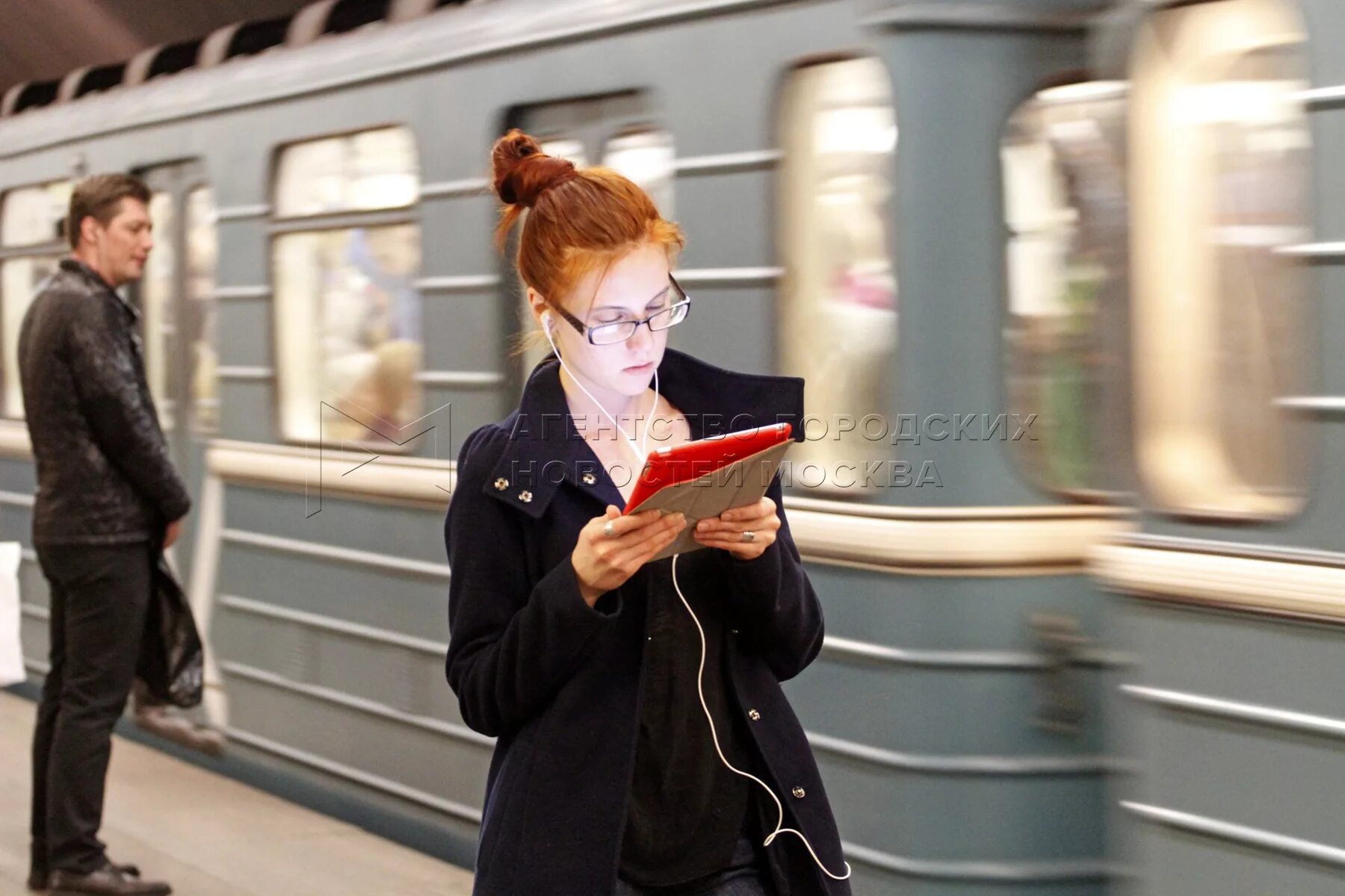 Номер телефона метрополитена. Люди с телефонами в метро. Гаджеты в метро. Люди со смартфонами в метро. Женщина с телефоном в метро.