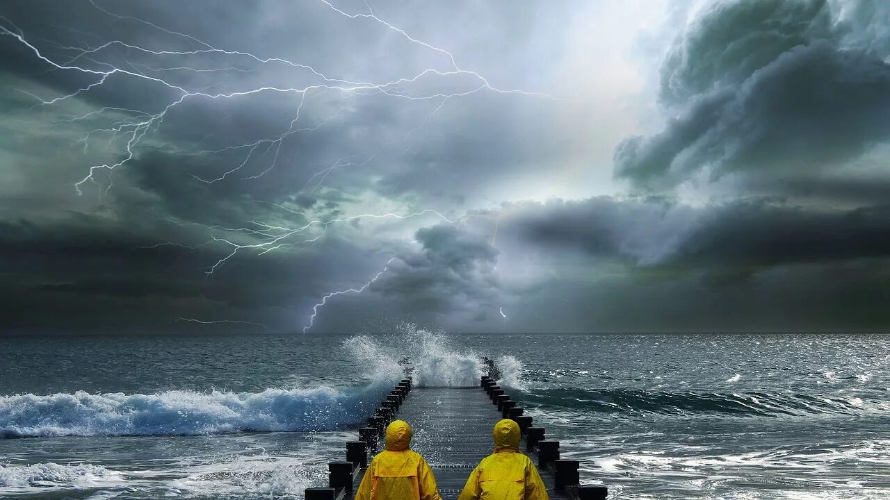 Ты буря морей. Шторм. море шторм. буря на море. море шторм человек.