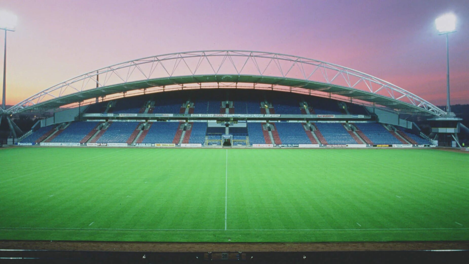 Стадион Джон Смитс Хаддерсфилд. Коян Стэдиум. Джон Смит стадион. Jenner Park Stadium Барри Таун Уэльс футбольный стадион. Ноунейм стадион